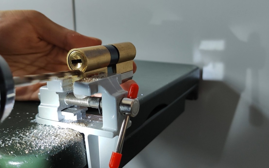 传统弹子锁易被暴力开启